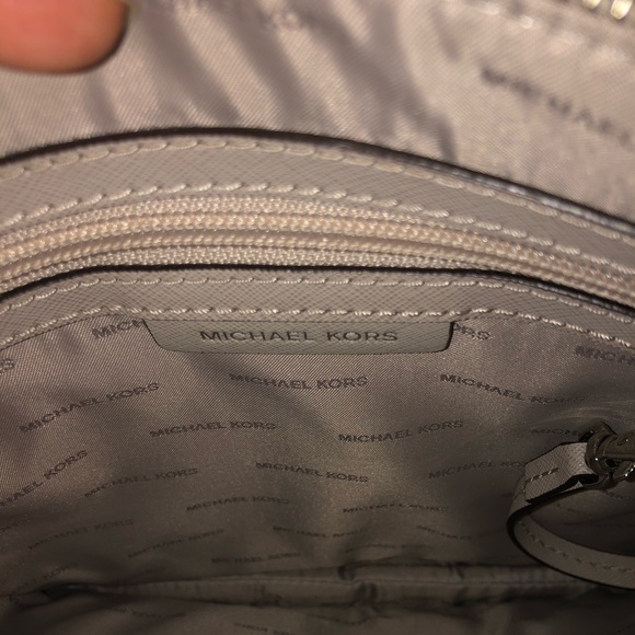 Michael Kors voyager saffiano pearl grey - Picture 4 of 4